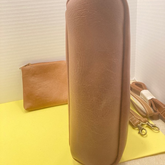 OKPTA1519426 Caramel Brown Handbag w/ Accessories. - Picture 7 of 10